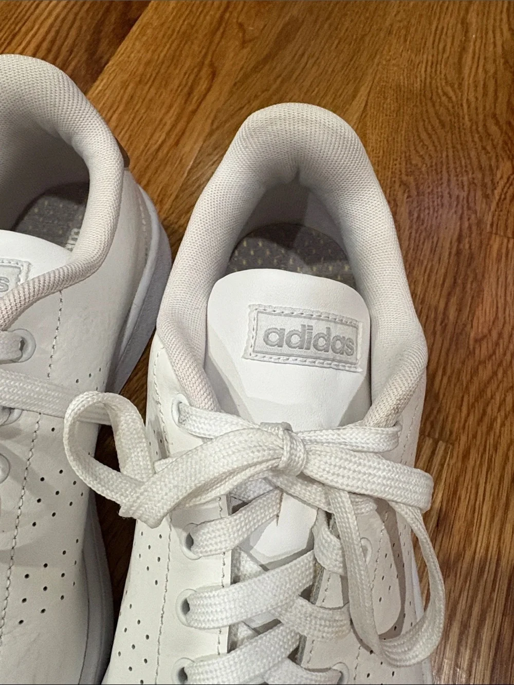 adidas women’s advantage 2.0 lace up White Sneakers cloud foam comfort 10